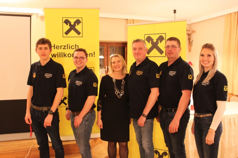 Übergabe neuer Polo-Shirts