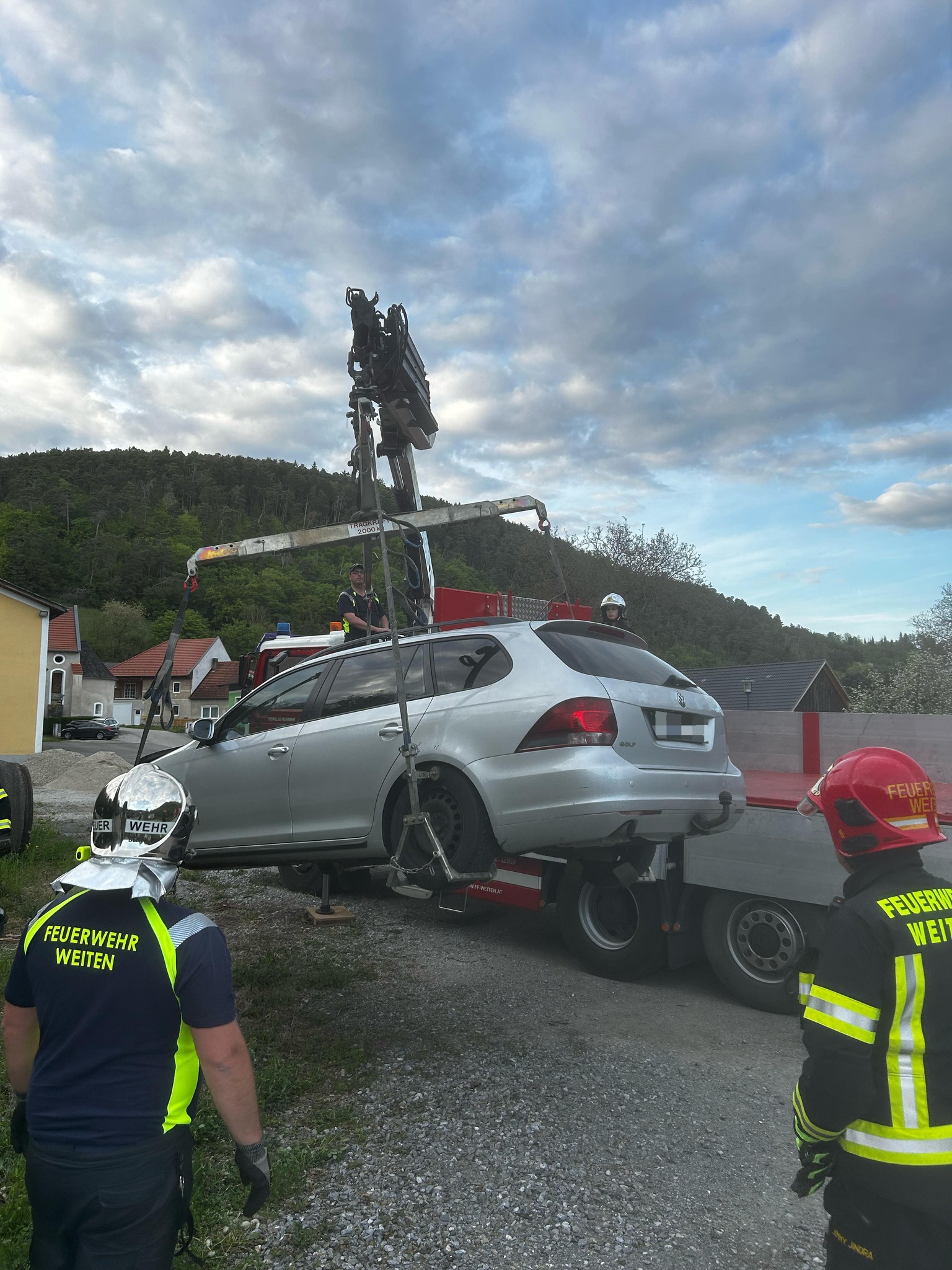 Nach Verkehrsunfall PKW abtransportiert