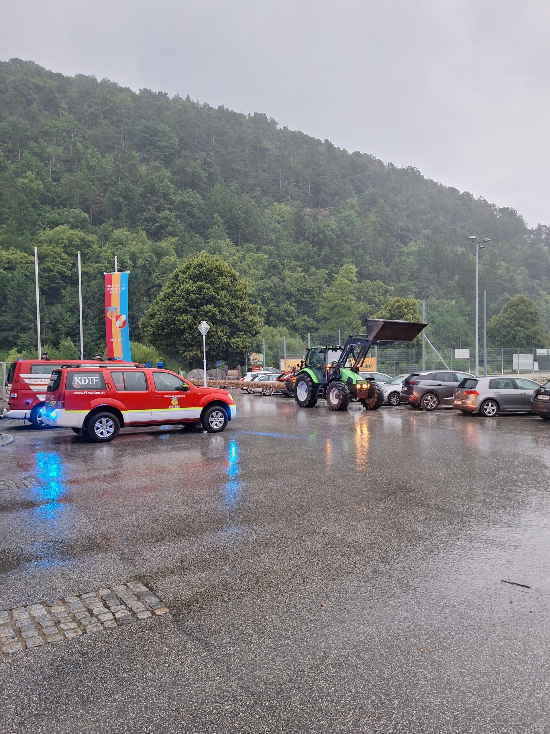 Der gestohlene Maibaum kehrt zurück nach Weiten